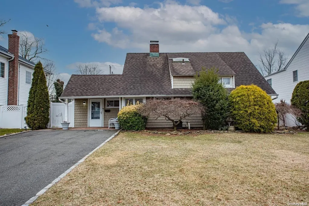9 Prince Lane Westbury NY 11590