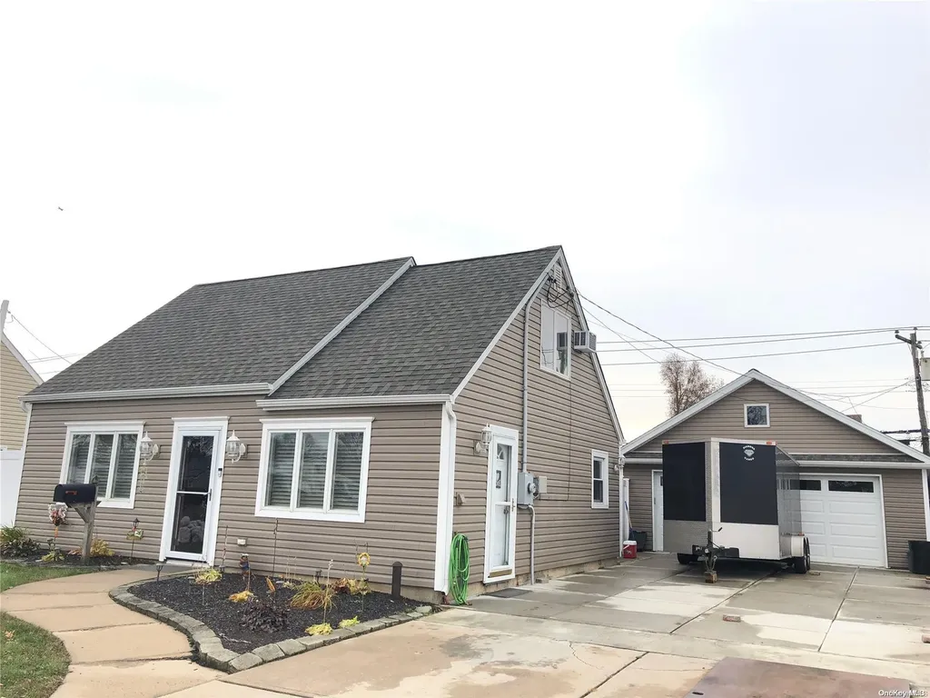 8 Hickory Lane Levittown NY 11756
