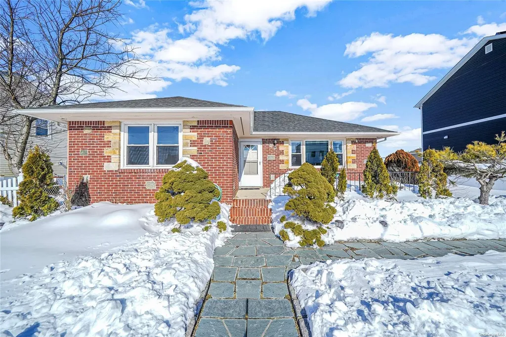 44 E Beach Promenade Lindenhurst NY 11757