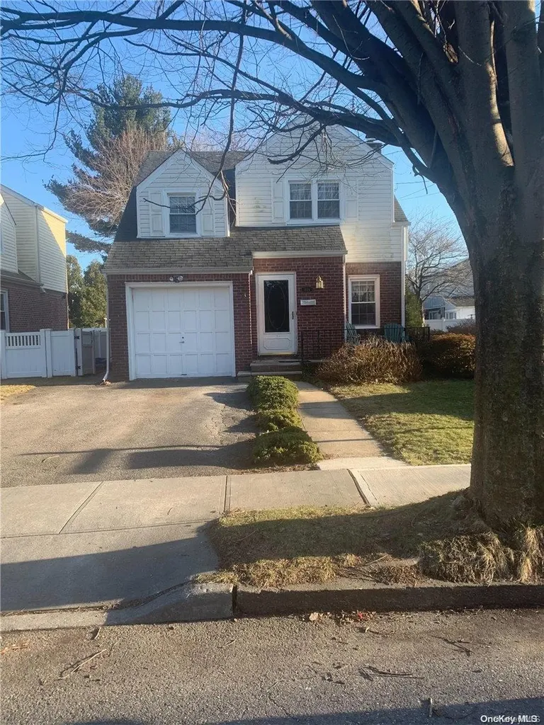 1624 Broadway New Hyde Park NY 11040