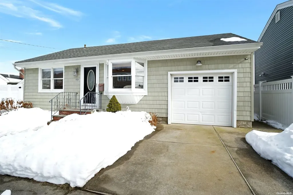 850 S 6th Street Lindenhurst NY 11757