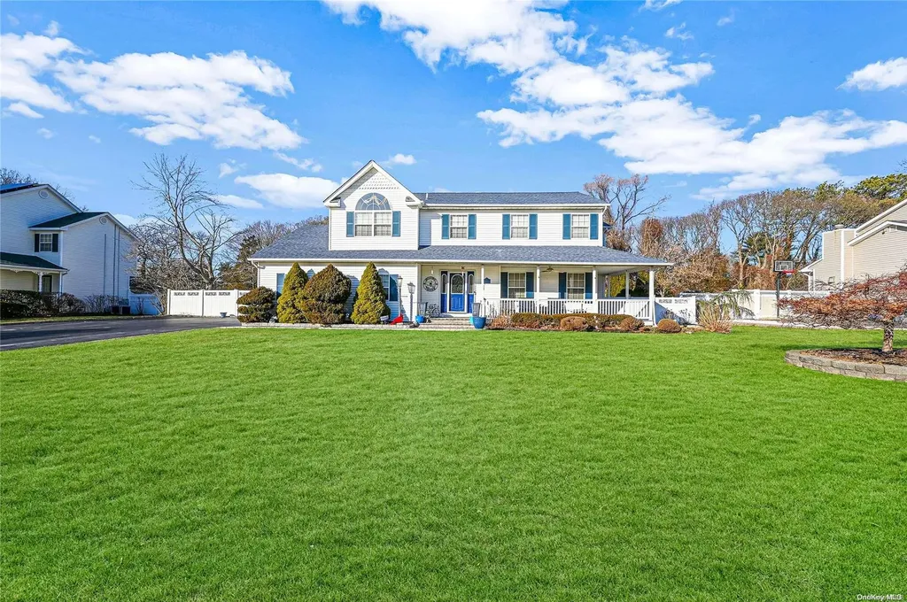 5 Domino Way Centereach NY 11720