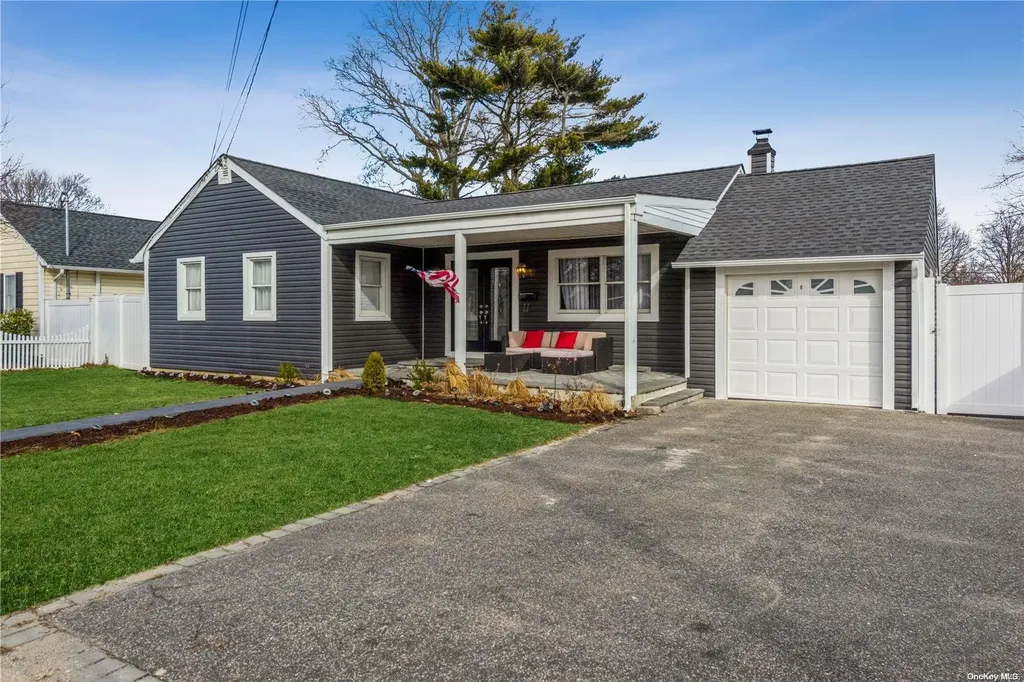11 Bradish Lane Babylon NY 11702