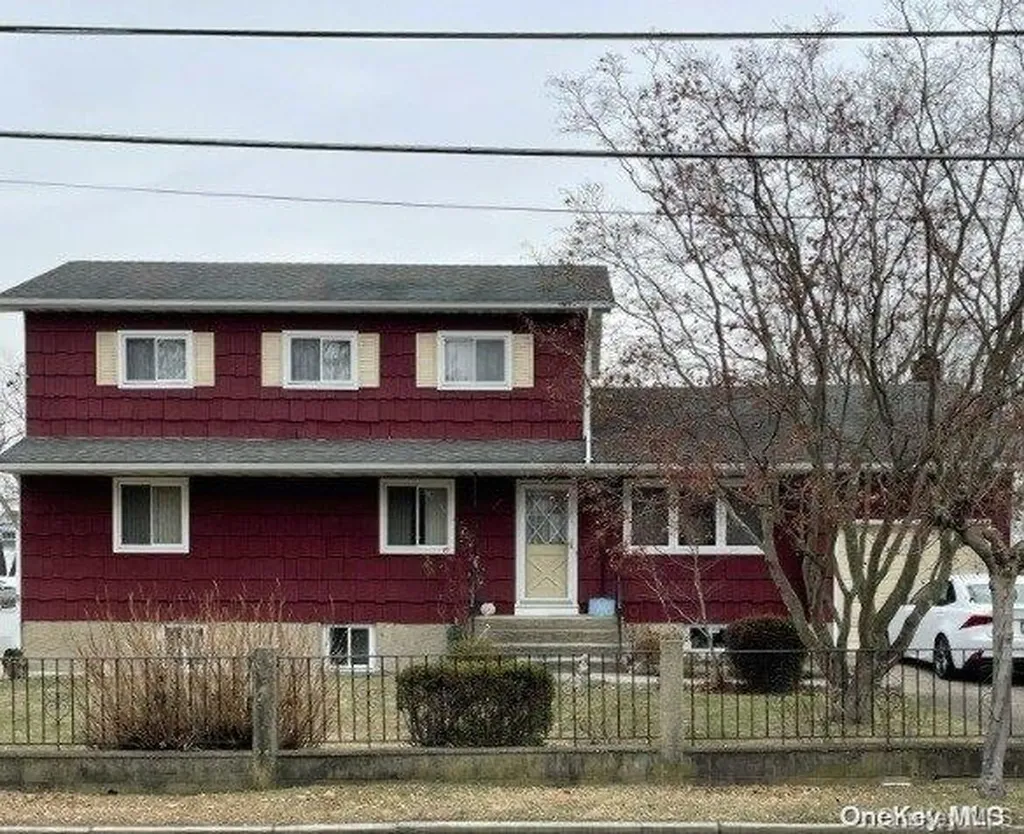 1670 E 3rd Avenue Bay Shore NY 11706