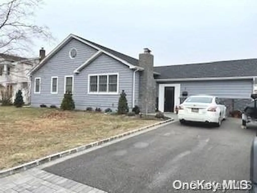 7 Peacock Lane North Babylon NY 11703
