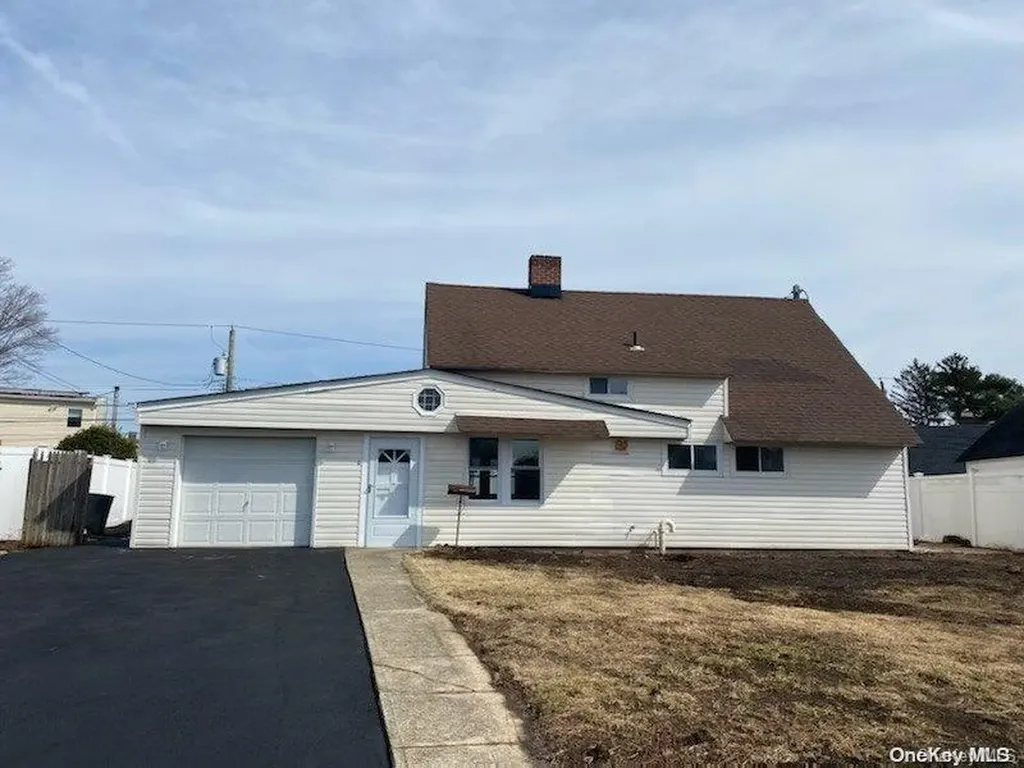41 Glazer Lane Levittown NY 11756
