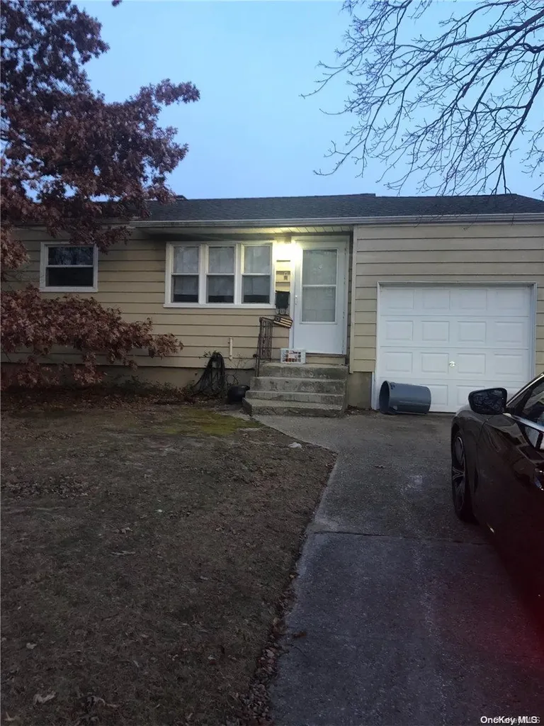 37 Hubbards Path West Babylon NY 11704