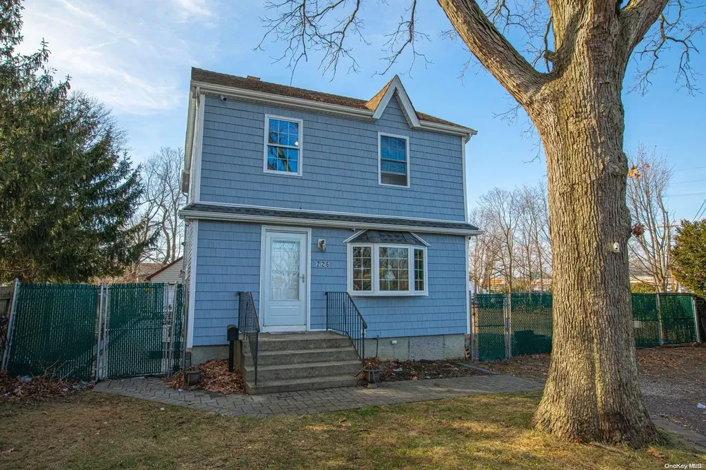 226 N Clinton Avenue Bay Shore NY 11706