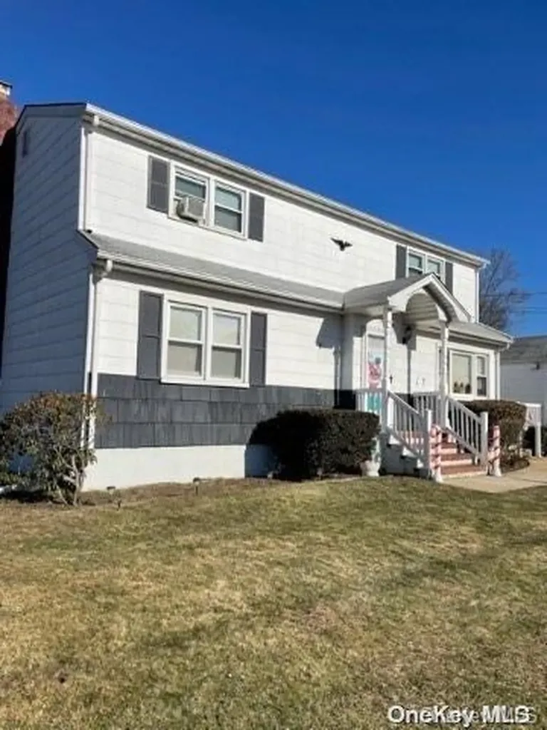 \71 Sheffield Avenue West Babylon NY 11704