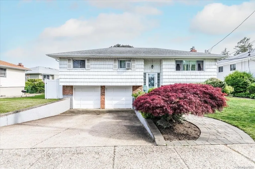 2820 Maple Avenue North Bellmore NY 11710
