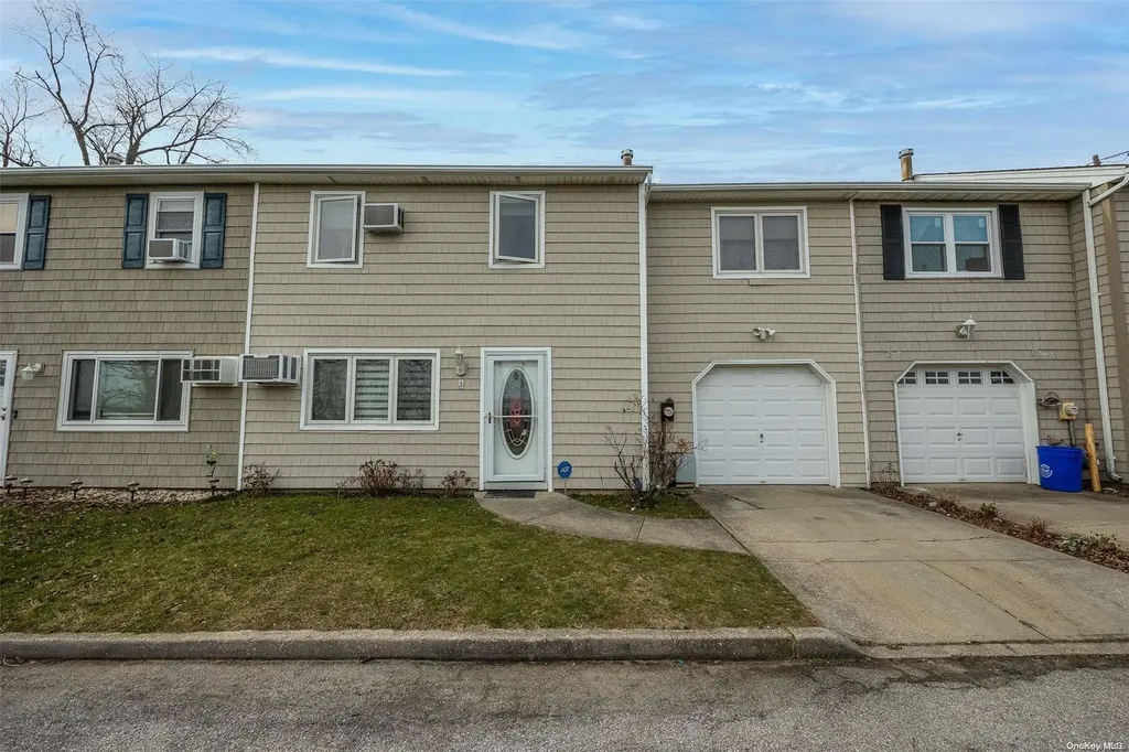 5 Damato Drive Island Park NY 11558