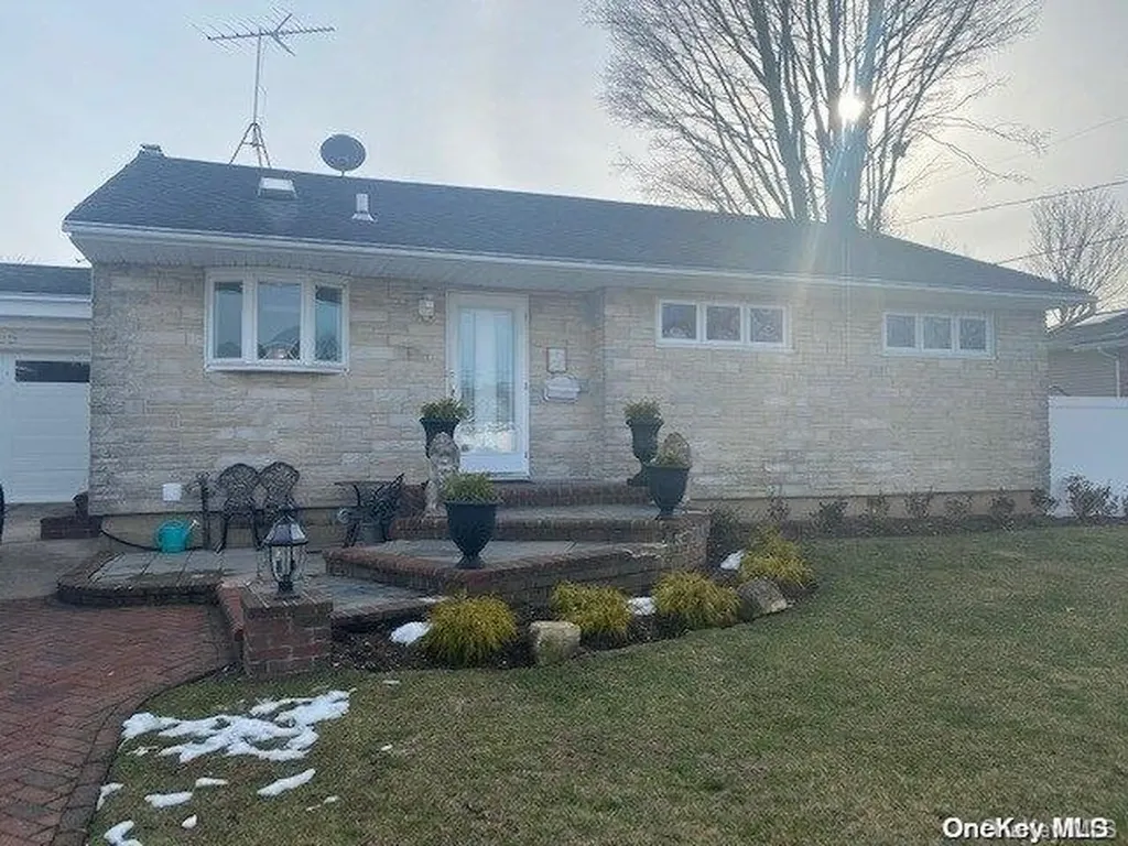 25 Roxbury Avenue Plainview NY 11803
