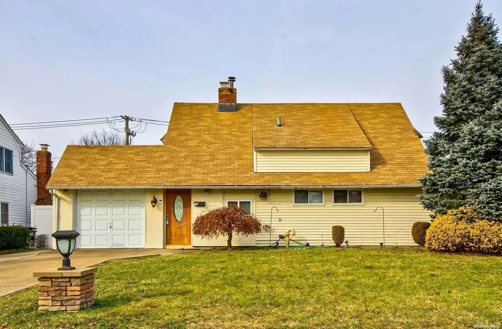 18 Pilgrim Lane Westbury NY 11590
