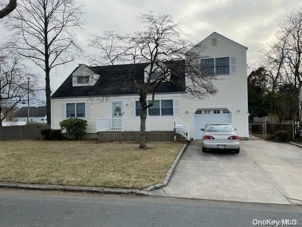 1002 N Greene Avenue Lindenhurst NY 11757