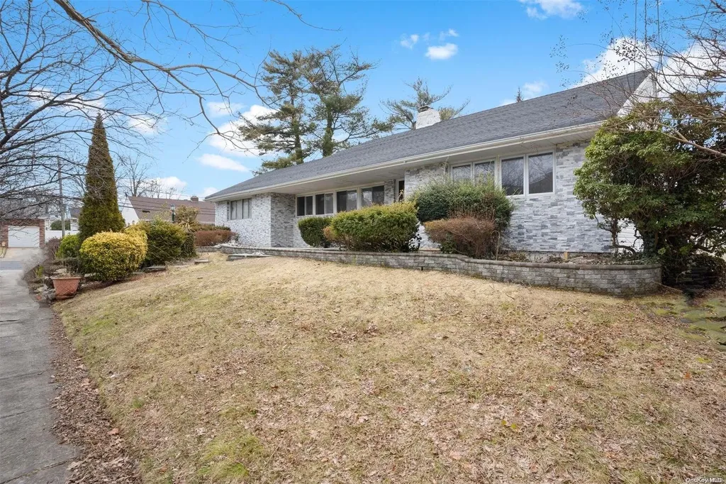 18 Tanglewood Lane Freeport NY 11520