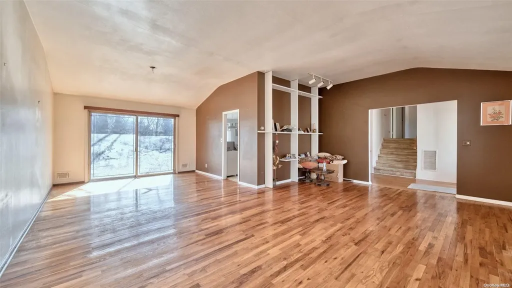 19 Russell Woods Road Great Neck NY 11021