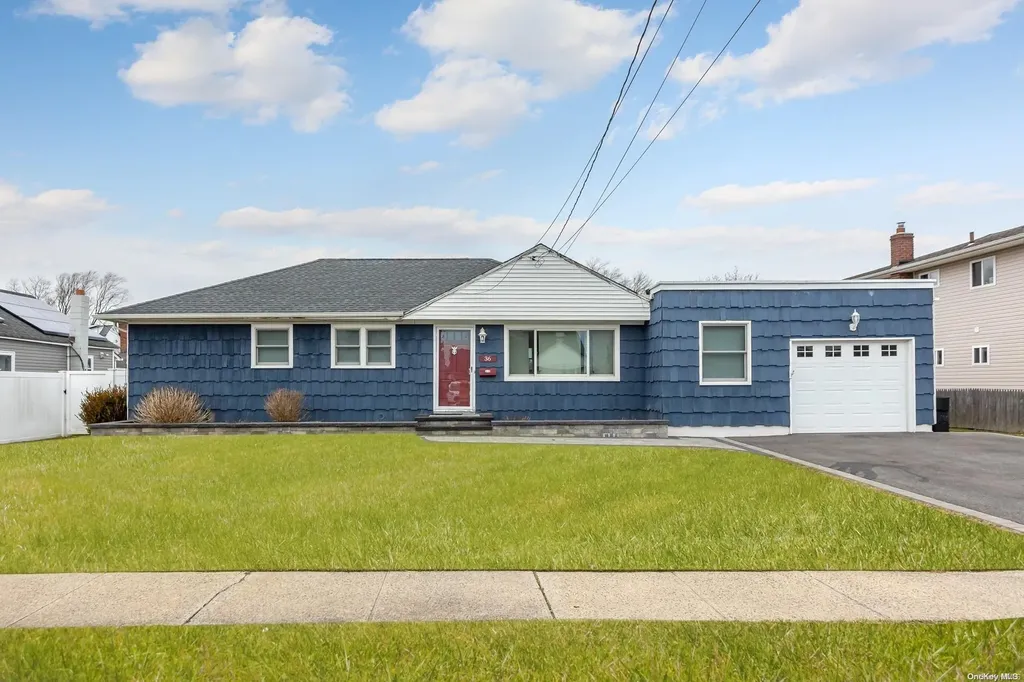 36 E Hollywood Avenue Lindenhurst NY 11757