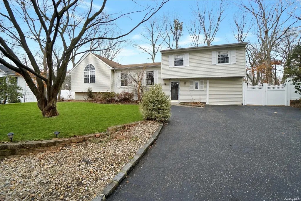 23 Rondell Lane Centereach NY 11720