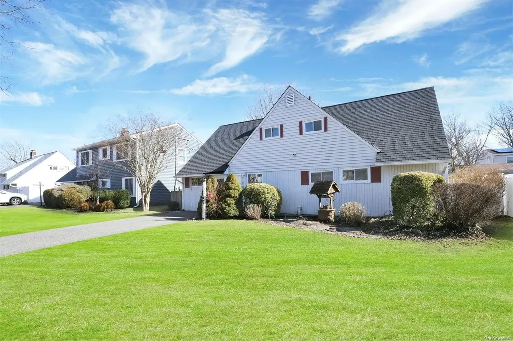 17 Echo Lane Levittown NY 11756