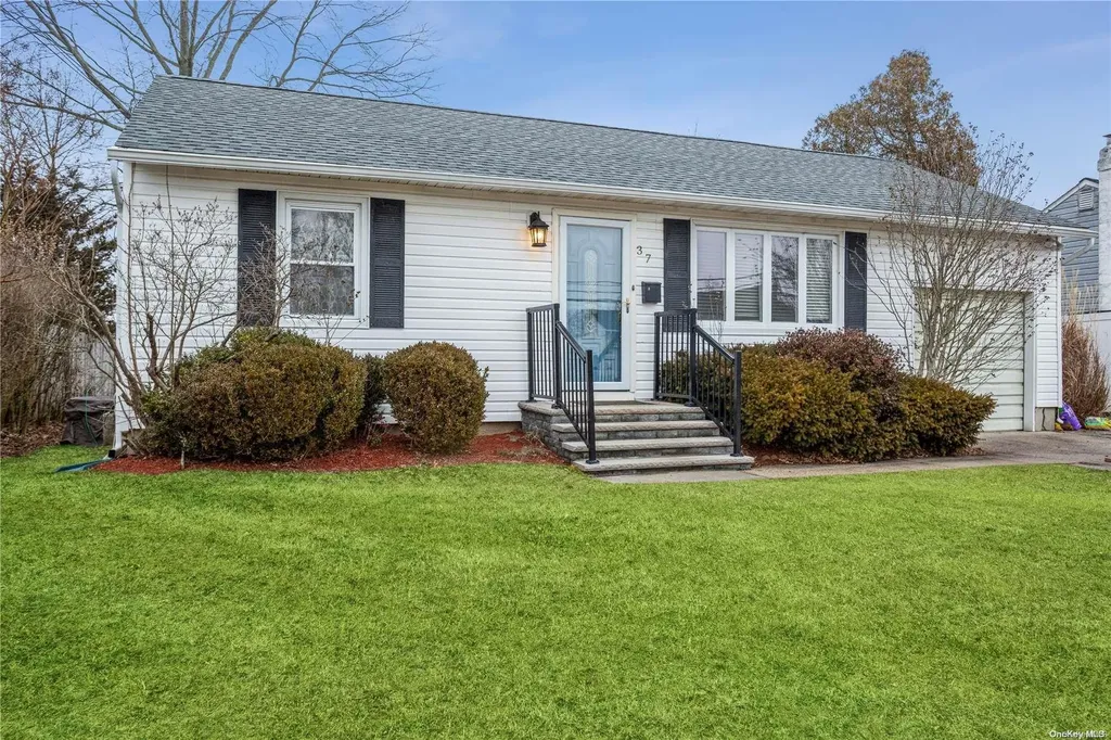 37 Leibrock Avenue Lindenhurst NY 11757