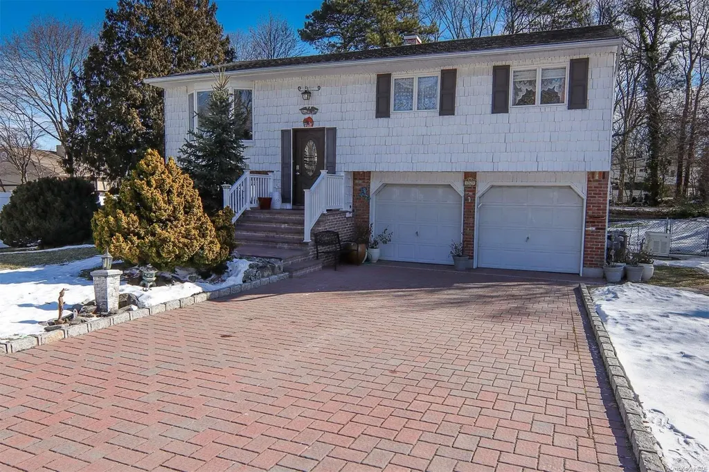 32 Ramondo Lane Smithtown NY 11787
