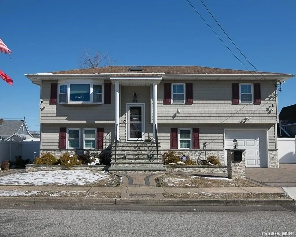 832 S 5th Street Lindenhurst NY 11757