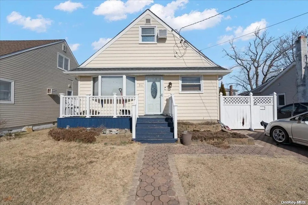 36 E Kissimee Road Lindenhurst NY 11757