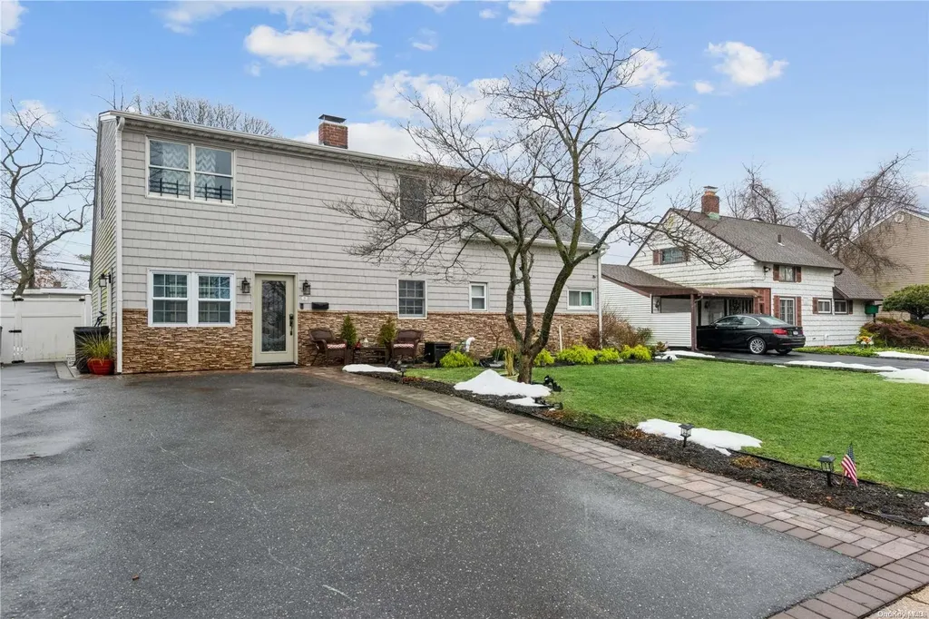 11 Twisting Lane Wantagh NY 11793