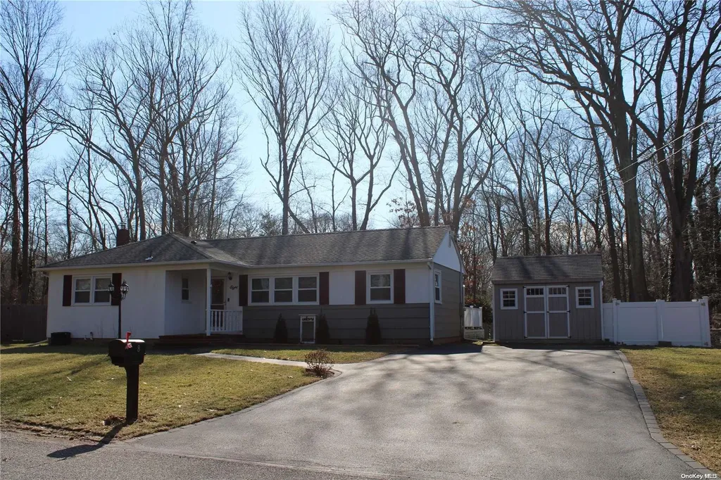 8 Daniel Court Miller Place NY 11764