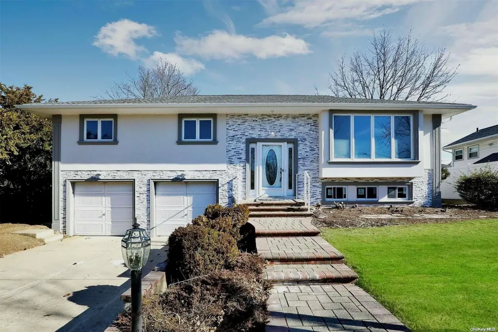 19 Briarwood Lane Plainview NY 11803