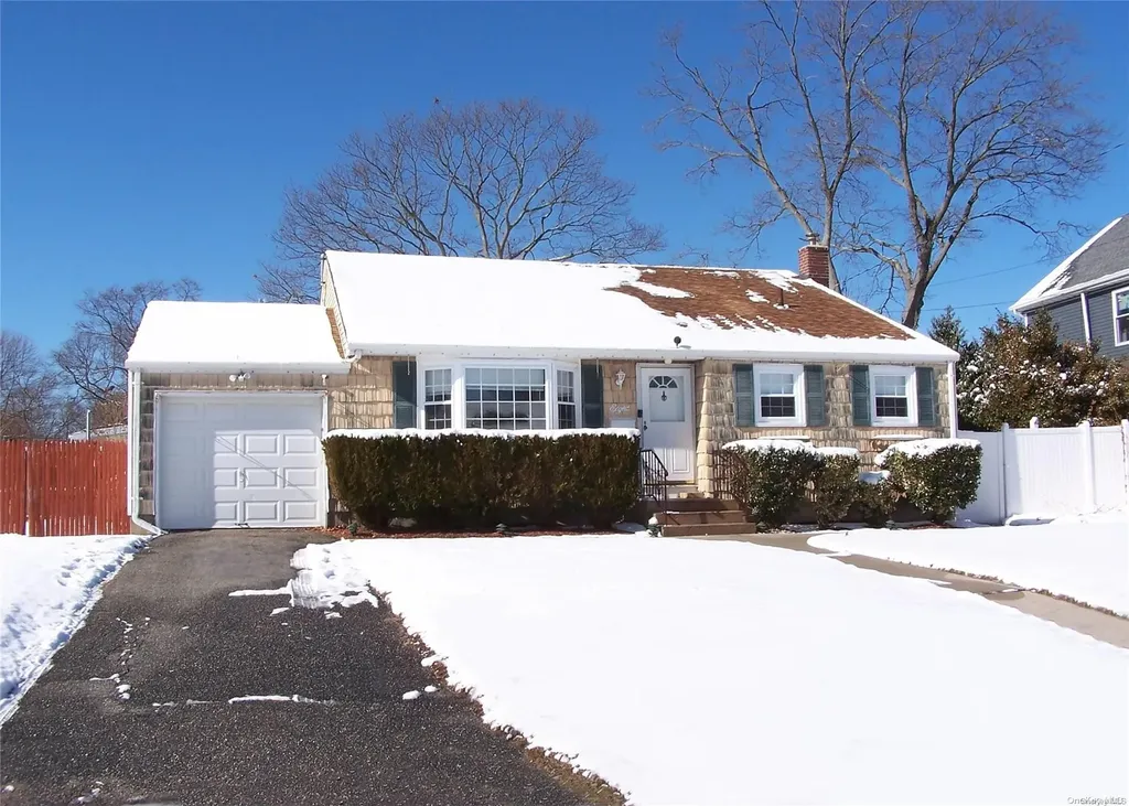 8 Gail Drive Ronkonkoma NY 11779