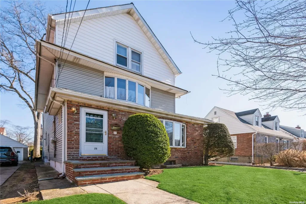 25 Pine Avenue Floral Park NY 11001