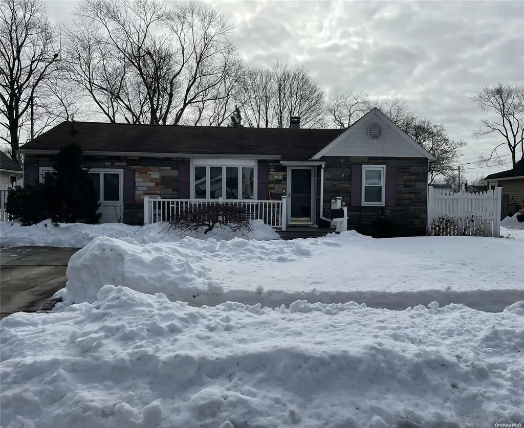 18 Birs Avenue Lindenhurst NY 11757