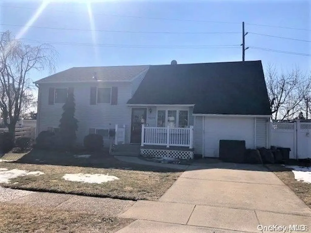 1004 N Monroe Avenue Lindenhurst NY 11757