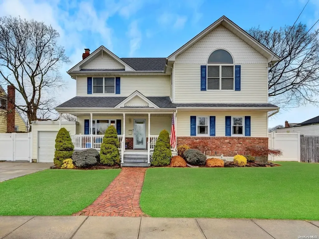 19 Burling Lane S West Islip NY 11795