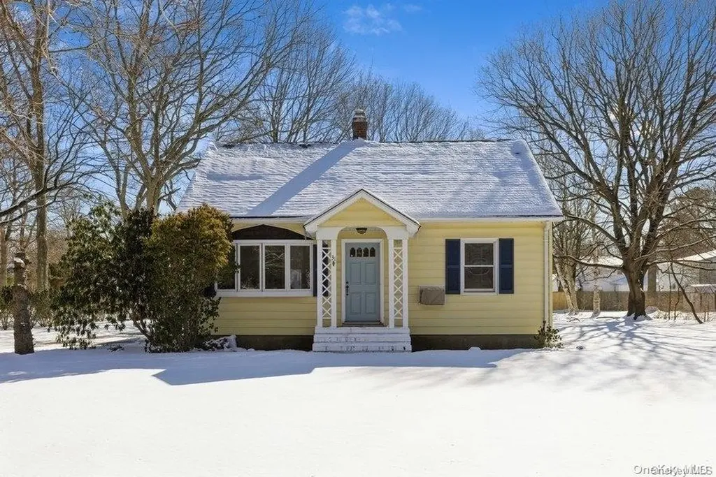 31 Old Stone Road Calverton NY 11933