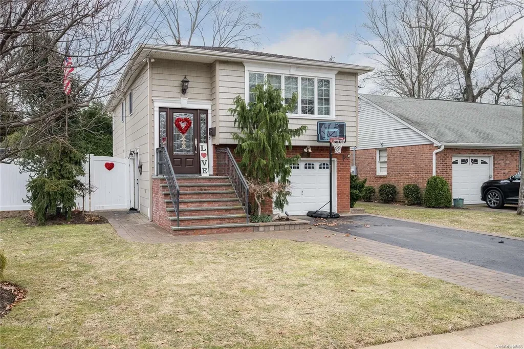 1525 Earl Road Wantagh NY 11793