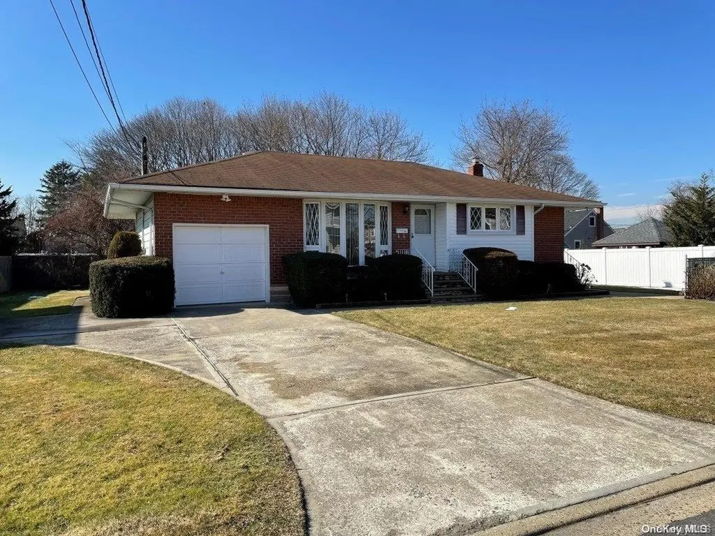 205 6th Avenue West Babylon NY 11704