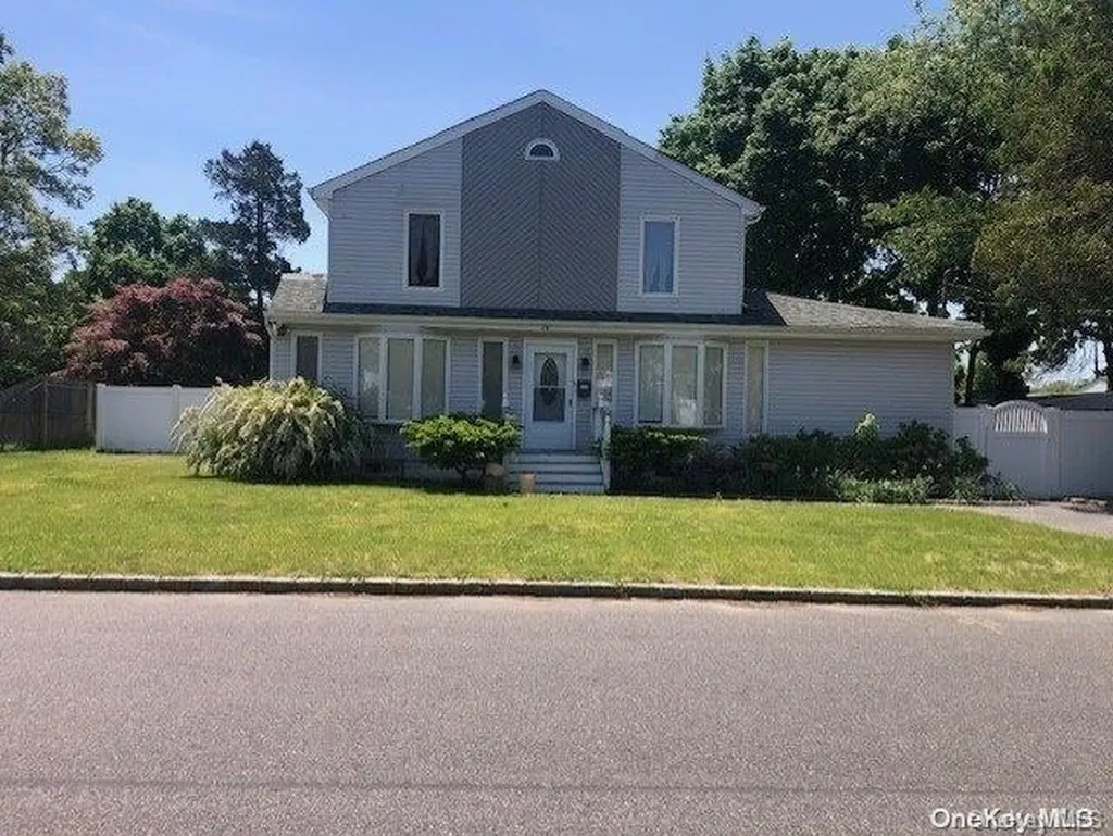 26 E 8th Street Patchogue NY 11772