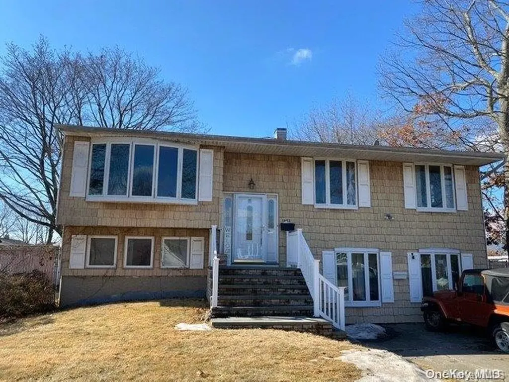 1482 Saint Louis Avenue Bay Shore NY 11706