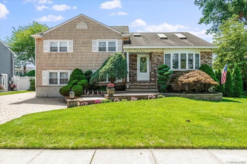 3744 Regent Lane Wantagh NY 11793
