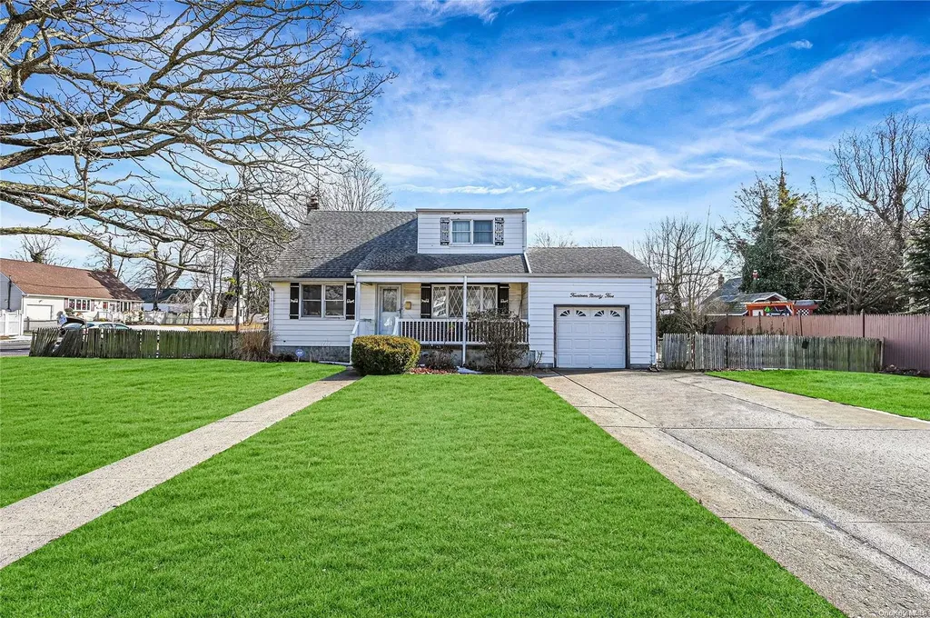 1495 Straight Path Lindenhurst NY 11757