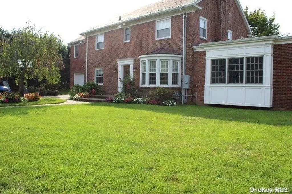 15 Chestney Road Lawrence NY 11559