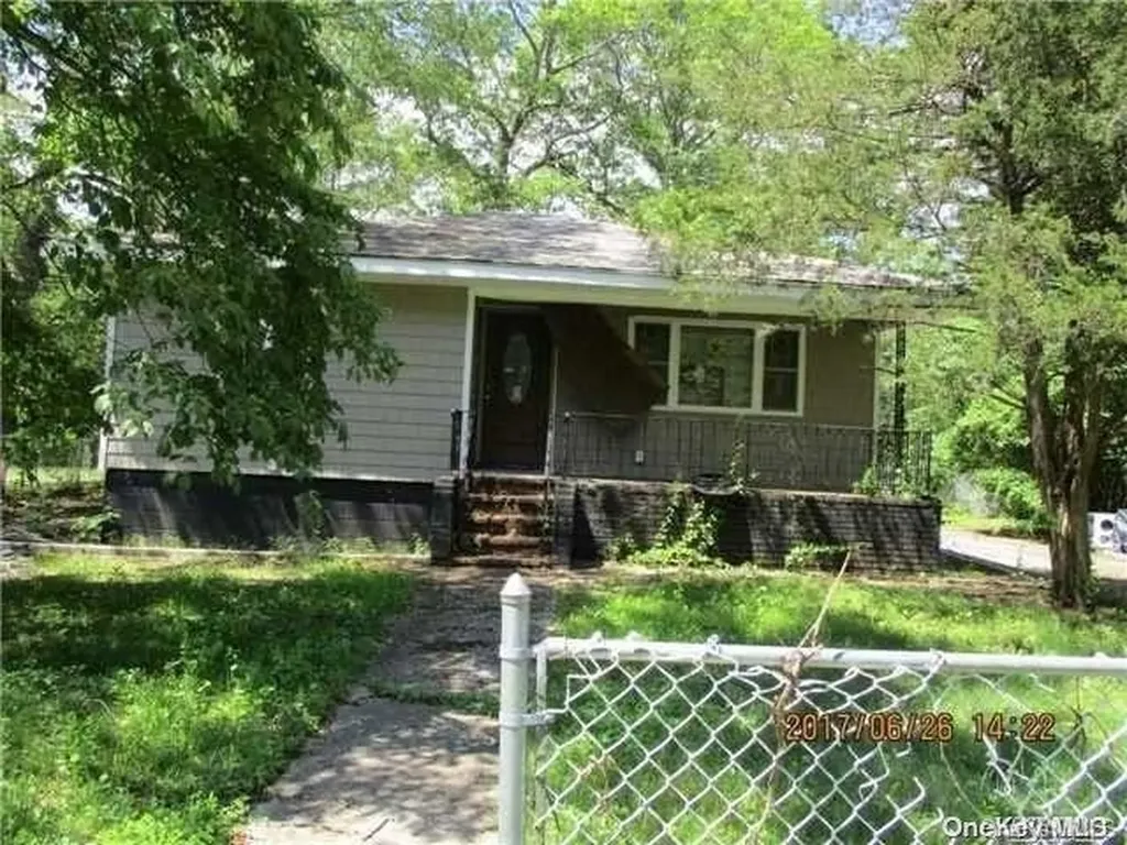 61 Norfleet Lane Coram NY 11727