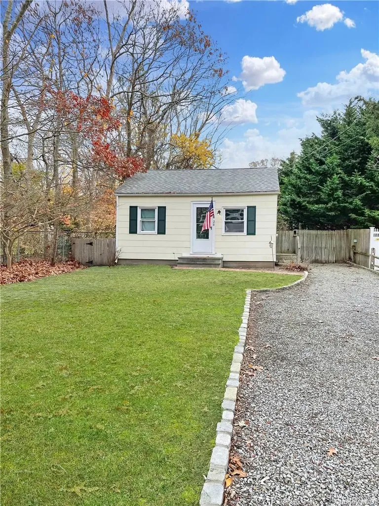 26 Summit Boulevard Westhampton NY 11977