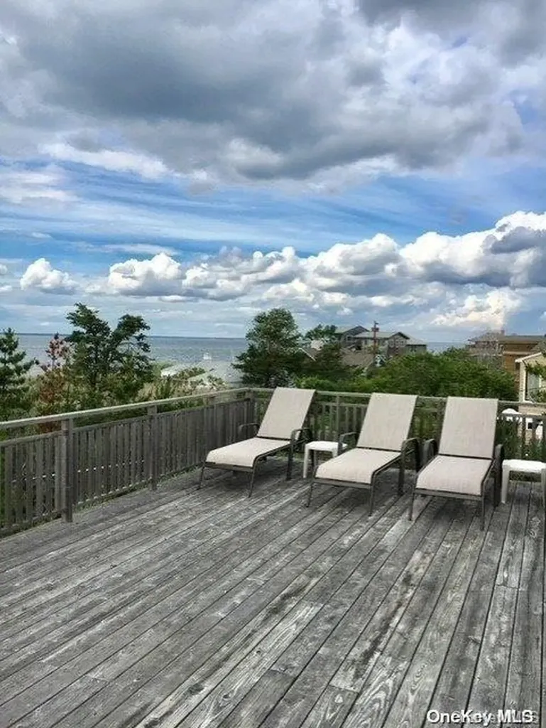 320 Frigate Rdw Ocean Beach NY 11770