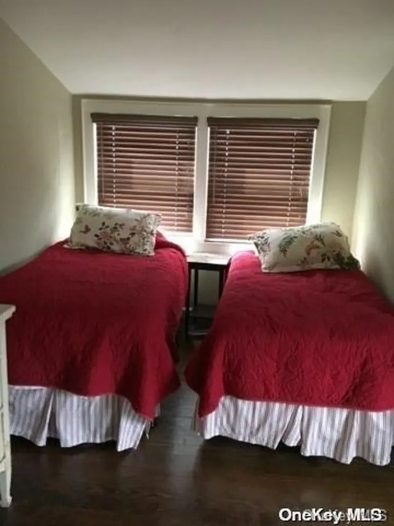 320 Frigate Rdw Ocean Beach NY 11770