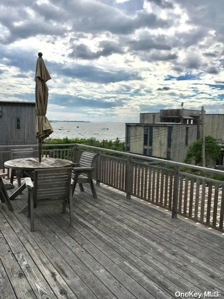 320 Frigate Rdw Ocean Beach NY 11770