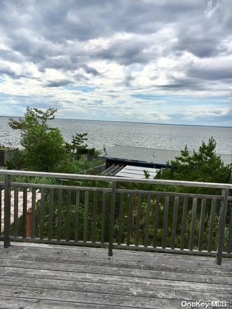 320 Frigate Rdw Ocean Beach NY 11770