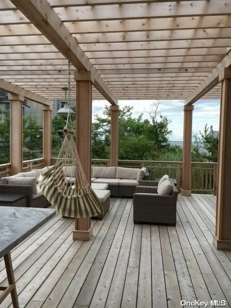 320 Frigate Rdw Ocean Beach NY 11770